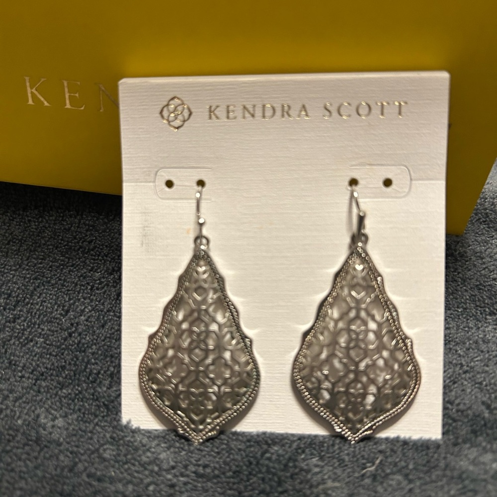 Kendra Scott Addie Earrings ✨